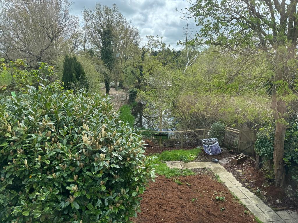Lot: 107 - PERIOD PROPERTY FOR IMPROVEMENT - View over garden